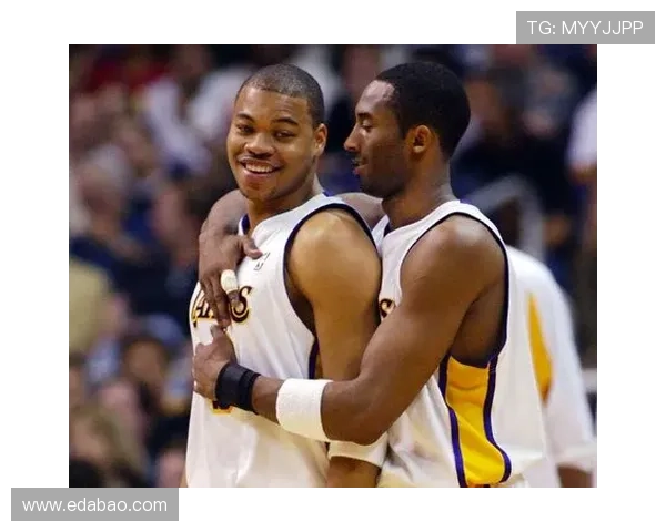 乔治与足球明星们的精彩合影展现了他们的友谊与激情